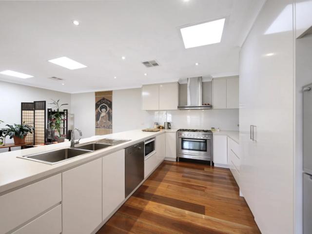 house 3/122 Centre Dandenong Road, Cheltenham