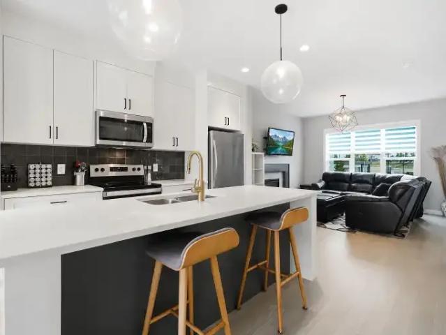 House 3 Bedroom For Rent Cochrane AB 2800 ES106031339