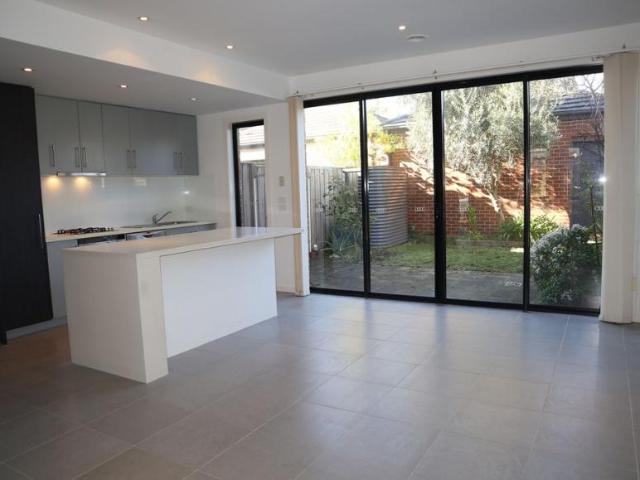 House 3 Bedroom For Rent Clayton South, 720 ES104918313