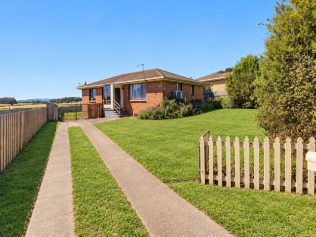 House 3 Bedroom For Rent East Devonport TAS ES106074743