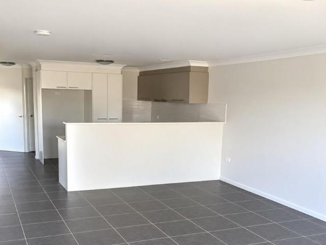 House 3 Bedroom For Rent Harlaxton, QLD 470 ES105811259