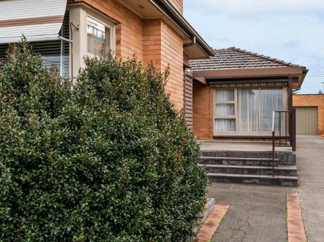 House 3 Bedroom For Rent Strathmore VIC ES105865443