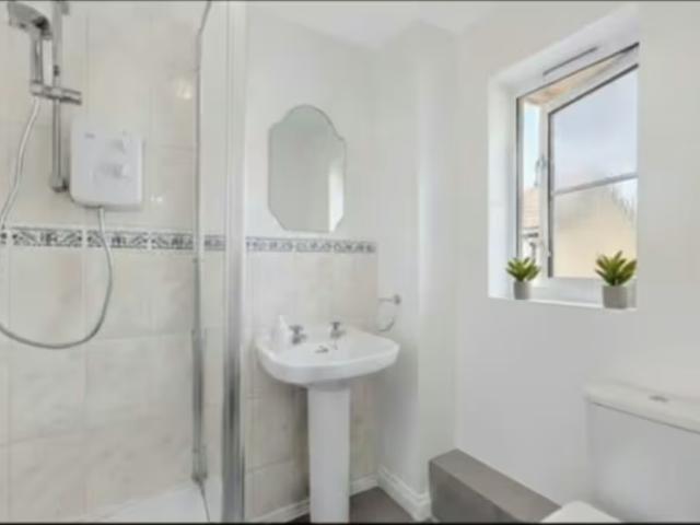 House 3 Bedroom For Rent Swindon Swindon 4400 ES97052570