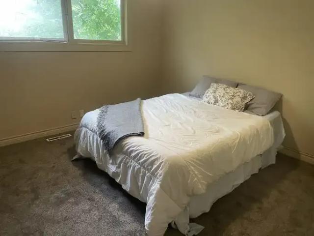 House 3 Bedroom For Rent Sylvan Lake AB 1699 ES105505887