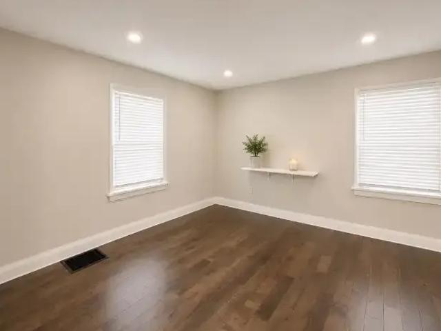 House 3 Bedroom For Rent Peterborough ON 2595 ES103579341
