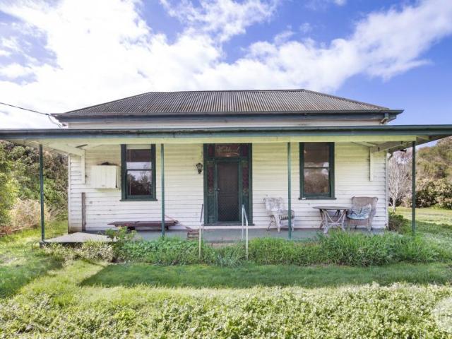 House 3 Bedroom For Rent ROKEWOOD VIC ES105944127