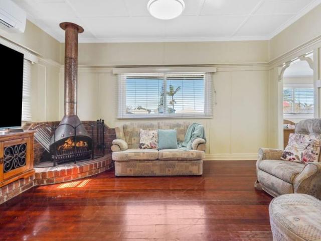 House 3 Bedroom For Rent Redcliffe, QLD ES105606053