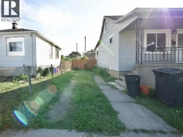 House 3 Bedroom For Rent Windsor ON 2000 ES103879752