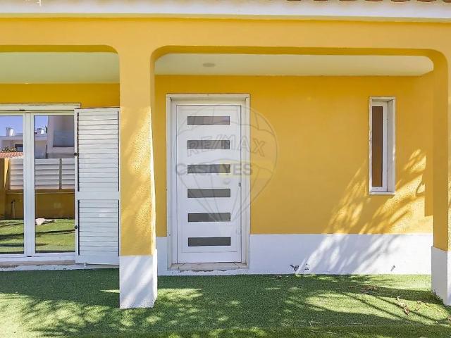 House T4 in Charneca de Caparica e Sobreda, Almada