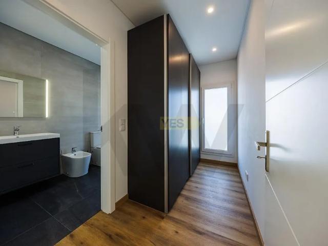 House T4 in Charneca de Caparica e Sobreda, Almada