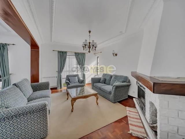 House T5 in Carcavelos e Parede, Cascais