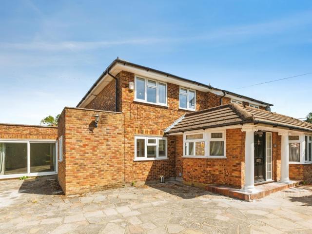House to rent in Avenue Road, Epsom, KT18 | Leaders