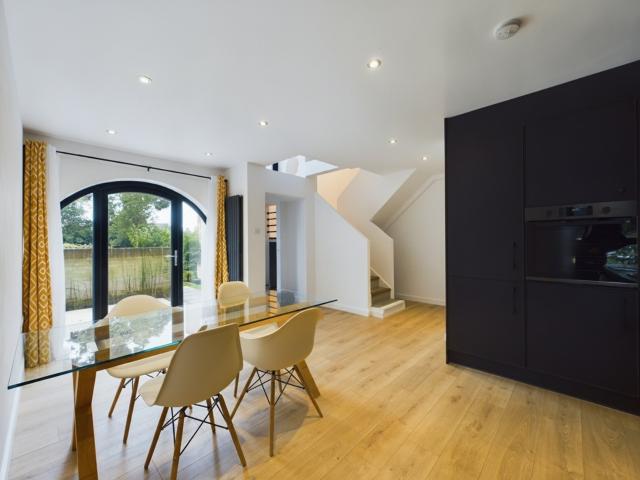 House to Rent in Camberley Apex Drive PRC230043