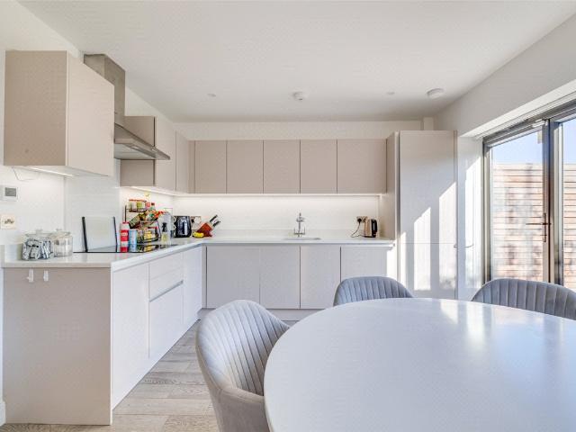 House to rent in Kingston upon Thames, Harlow Gardens, KT1: Barnes: OXL230169