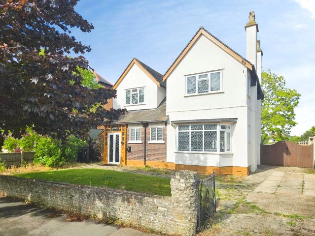 House to rent in Southcliff Park, Clacton on Sea, Essex, CO15 | Leaders