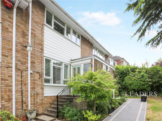 House to rent in The Heights, Foxgrove Road, Beckenham, BR3 | Leaders