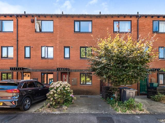 house to rent in Tithe Barn Close, Kingston Upon Thames, Surrey, KT2