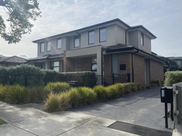 house Unit 1/32 Madeleine Road, Clayton