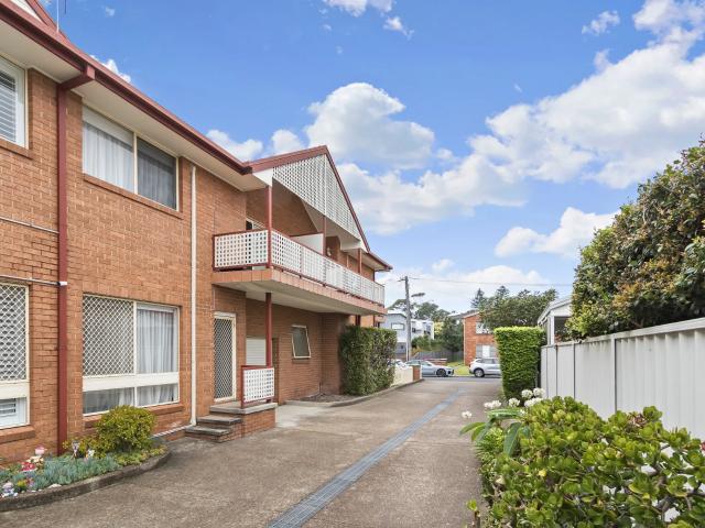house Unit 2/41 Selwyn Street, Merewether