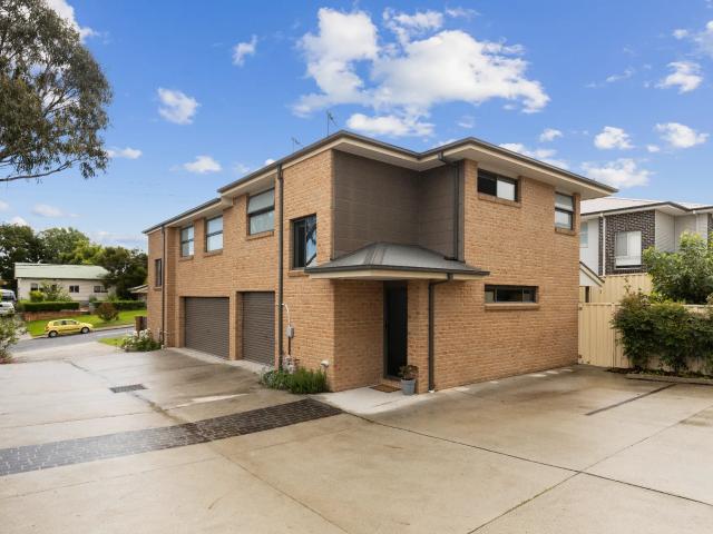 house Unit 2/42 Buttle Street, Queanbeyan