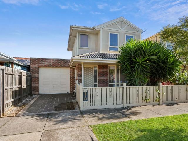 house Unit 2/114 Murray Road, Preston