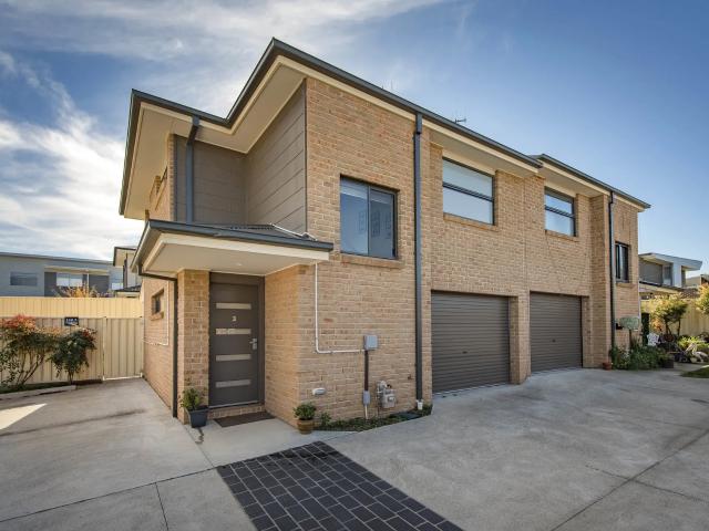 house Unit 3/42 Buttle Street, Queanbeyan East