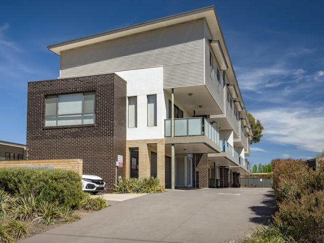 house Unit 4/5 McKeahnie Street, Queanbeyan