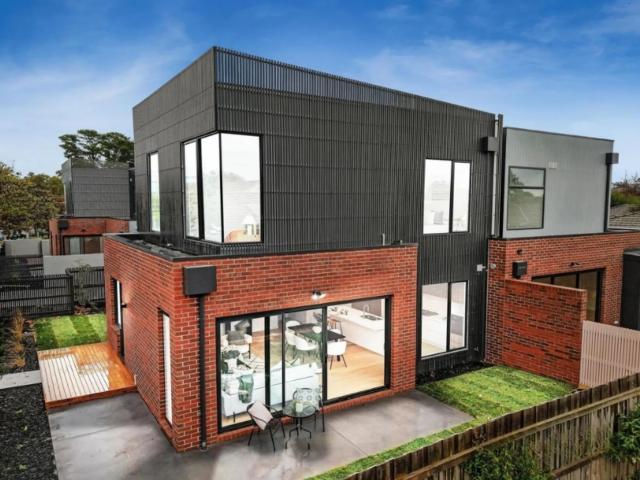 house Unit 4/1A Premier Avenue, Mitcham
