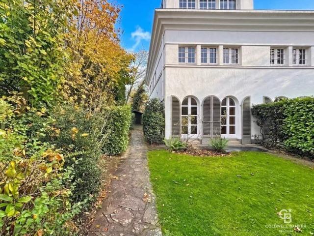 House / villa 3 rooms 262m² / Residential area