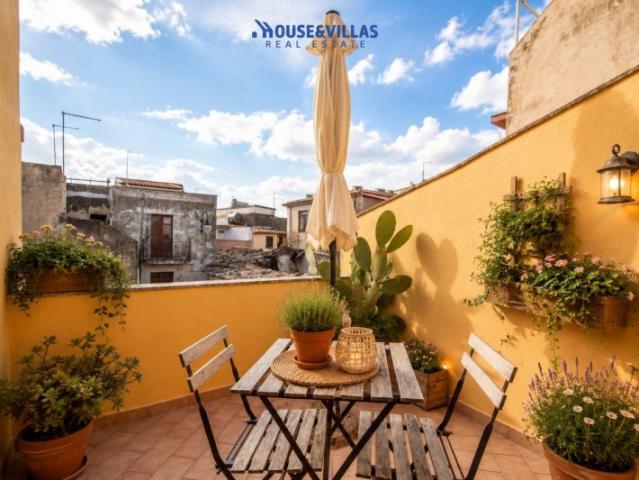 House&Villas Real Estate propone in vendita a Noto, a pochi. 130m² Noto
