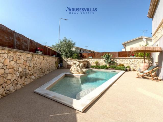 House&Villas Real Estate propone in vendita ad Avola una spl. 197m² Avola