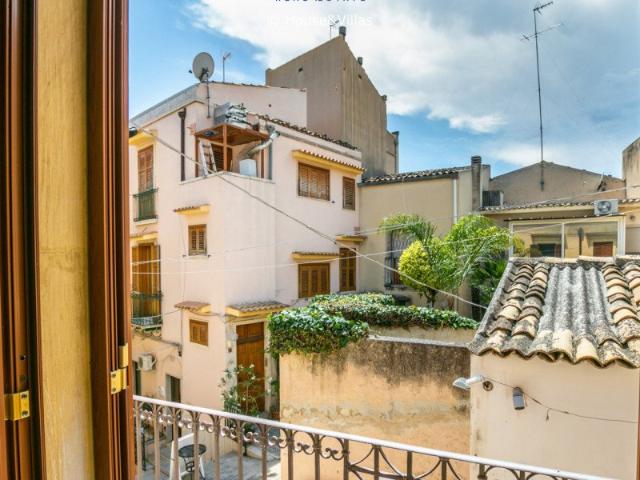 House&villas Real Estate propone in vendita casa ristruttura. 100m² Noto