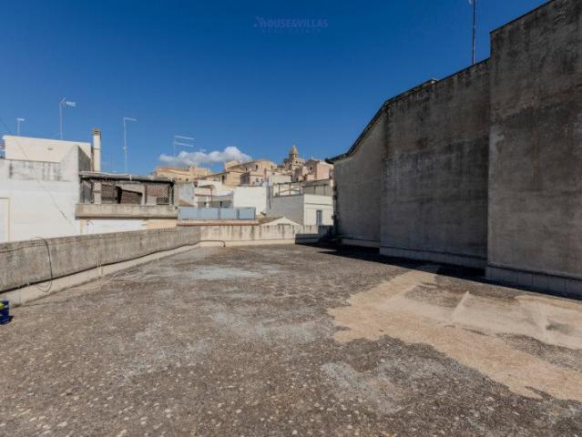 House&villas Real Estate propone in vendita un ampio e lumin. 147m² Noto