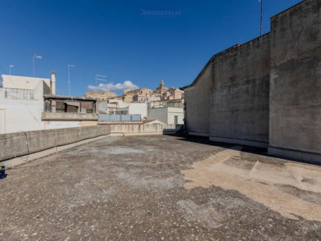House&villas Real Estate propone in vendita un ampio e lumin. 147m² Noto