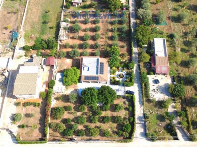 House&Villas Real Estate propone in vendita una villa in con. 120m² Noto