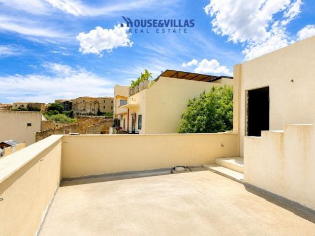 House&Villas Real Estate propone in vendita una caratteristi. 106m² Noto