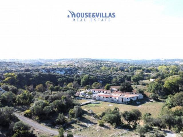 House&Villas Real Estate propone in vendita una fantastica p. 1700m² Noto