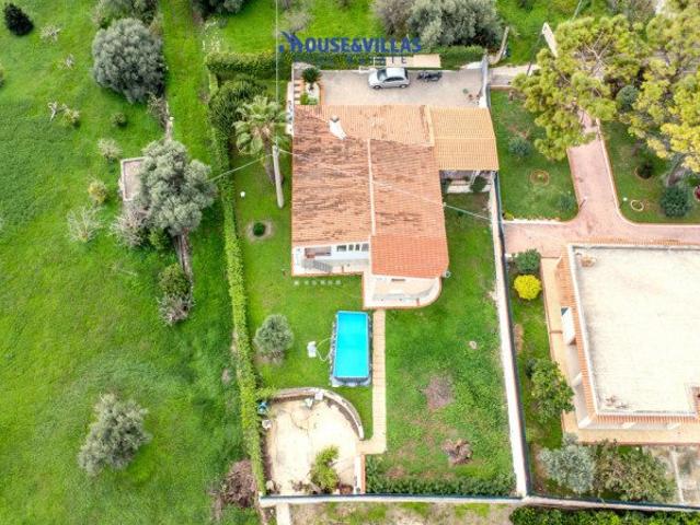 House&Villas Real Estate propone in vendita una splendida vi. 150m² Avola
