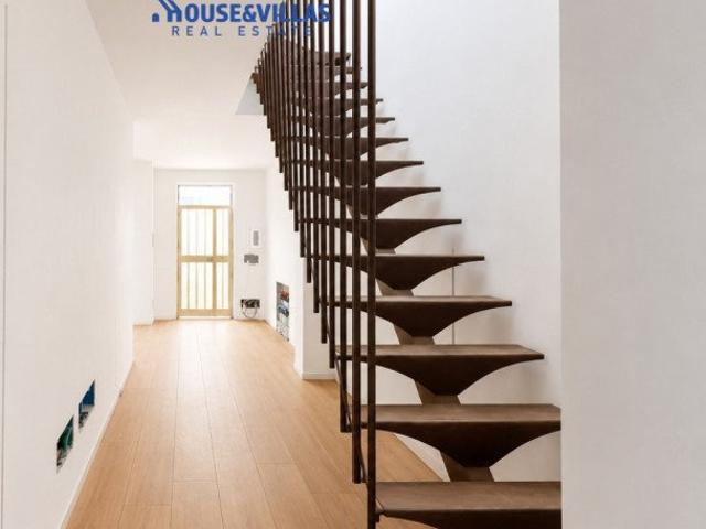 House&Villas Real Estate propone in vendita un'abitazione di. 139m² Noto