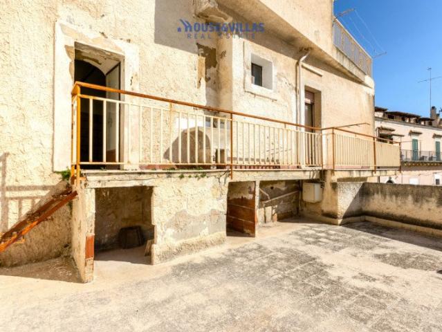 House&Villas Real Estate propone in vendita un'affascinante. 237m² Noto