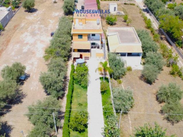 House&villas Real Estate propone in vendita villa con giardi. 147m² Noto