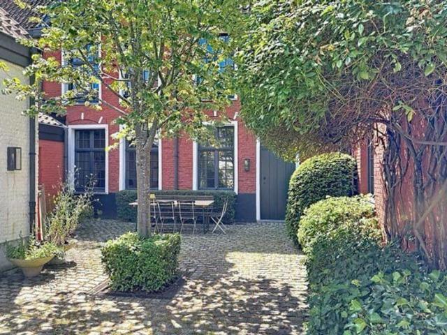 House with a courtyard garden in the Begijnhof in Ghent