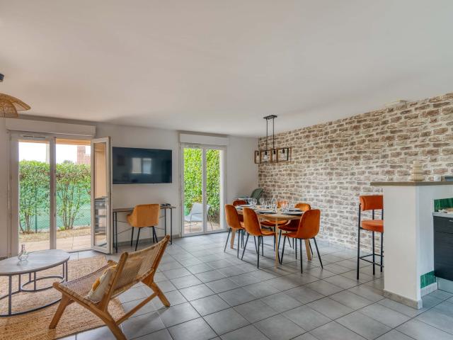 House with a garden 10 minutes from Lyon. Ideal relocation & business stays