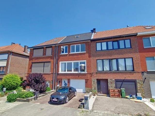 House with garage and garden