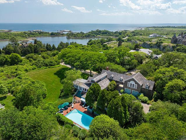 Seaside house with pool and garden