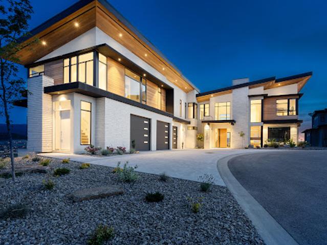Seaside house with pool and garden