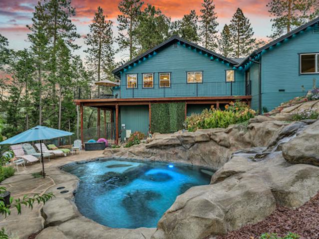 House with pool and garden