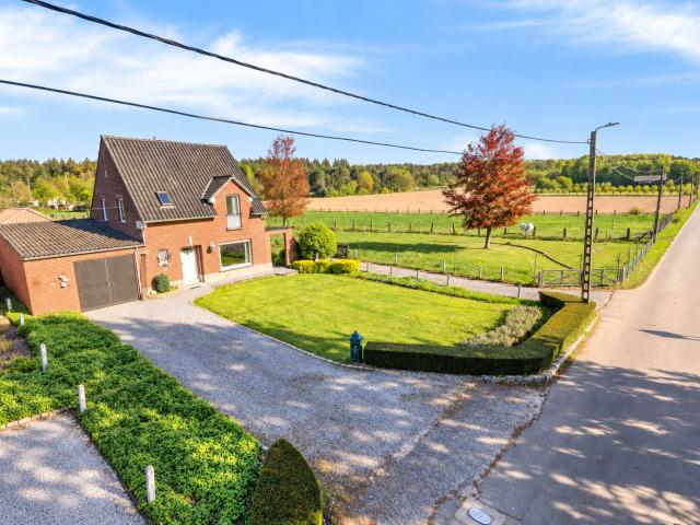 House with garden and outbuilding – available for 10 months