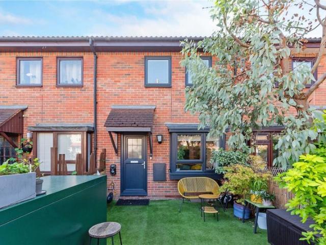 House with garden, parking and office/guest room