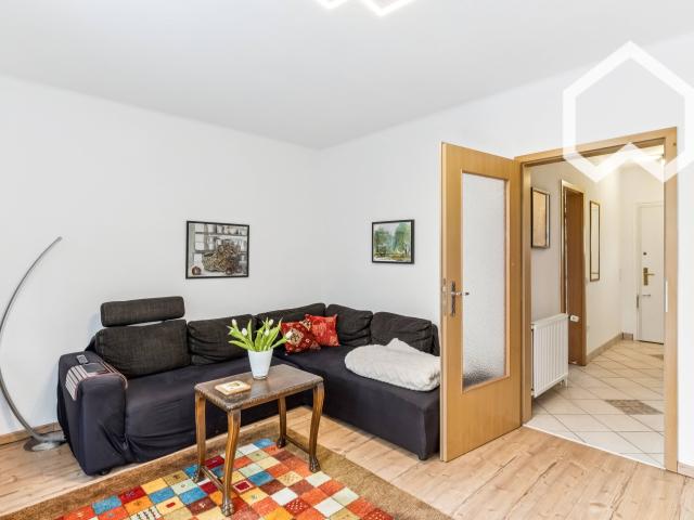 House with green garden 15 minutes from Airport